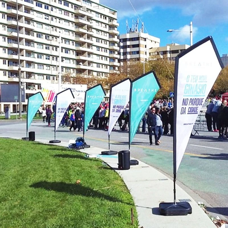 K-banner installation on urban sidewalks with teal and white panels is mounted on concrete using water tank bases. Modular poles allow height adjustments from 2.5m to 4.7m, ideal for crowd control.