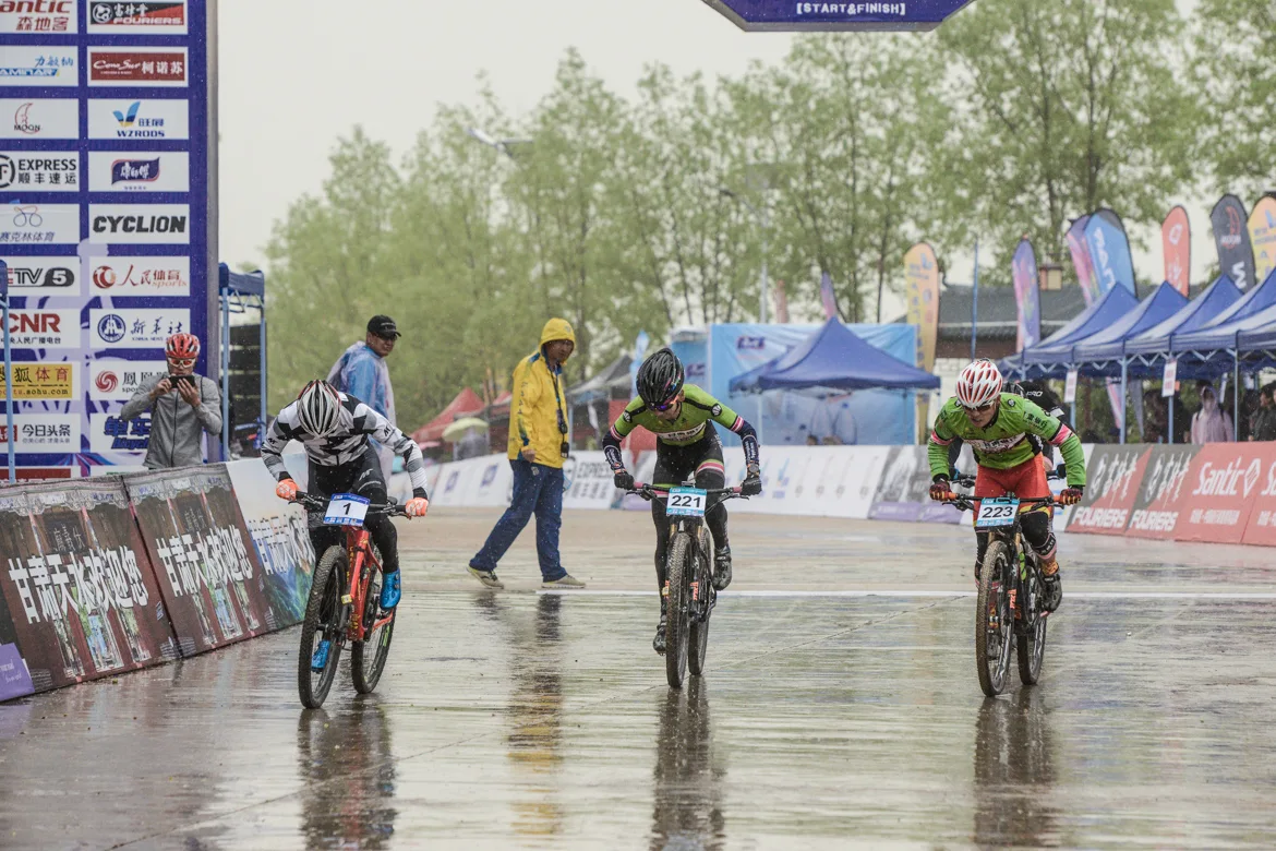 2019 china mountain bike open image-3 Mountain bikers at 2019 Tianshui race passing arch teardrop flags