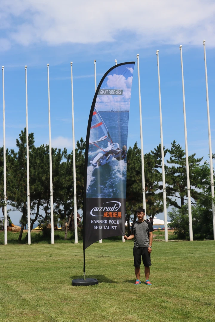 旺展GIANT POLE-SBS实拍图-抗12级风碳纤维旗杆+动态喷绘布艺 威海旺展BANNER POLE实景案例-水上运动主题广告旗阵列系统