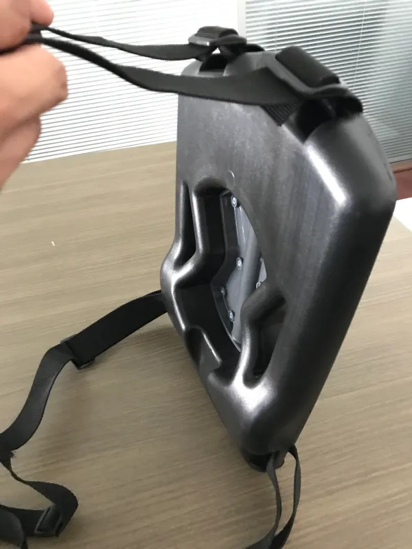轻量化设计,支持旺展18种旗形安装 吹塑背包旗:黑色高强度HDPE外壳,可调节透气绑带,适用商场、街区及运动场景。